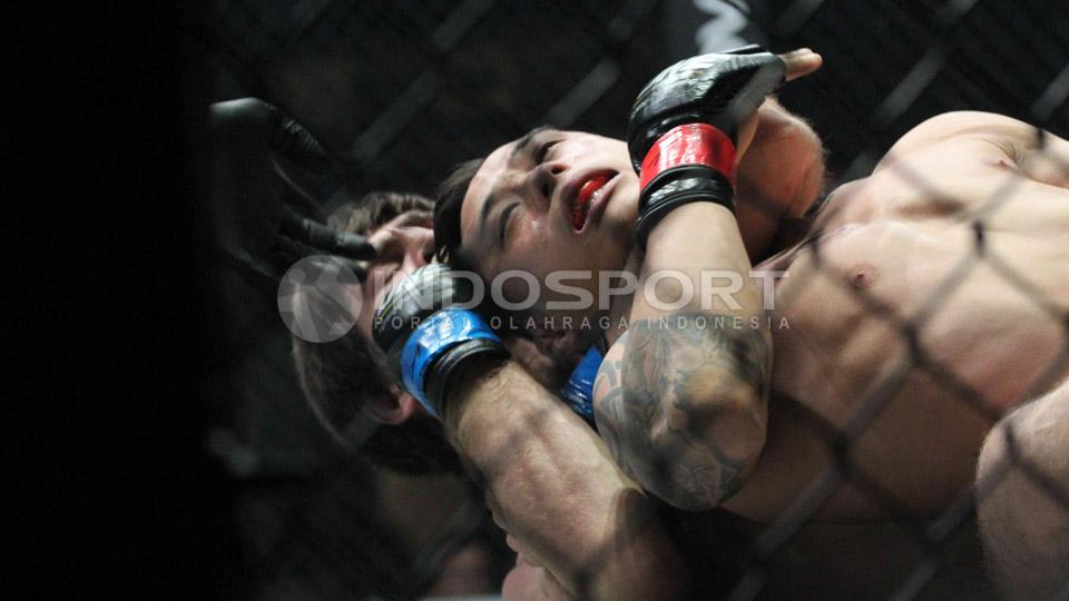 Marat Gafurov mengunci Martin Nguyen di One Fighting Championship 2015 di Istora Senayan, Jakarta.